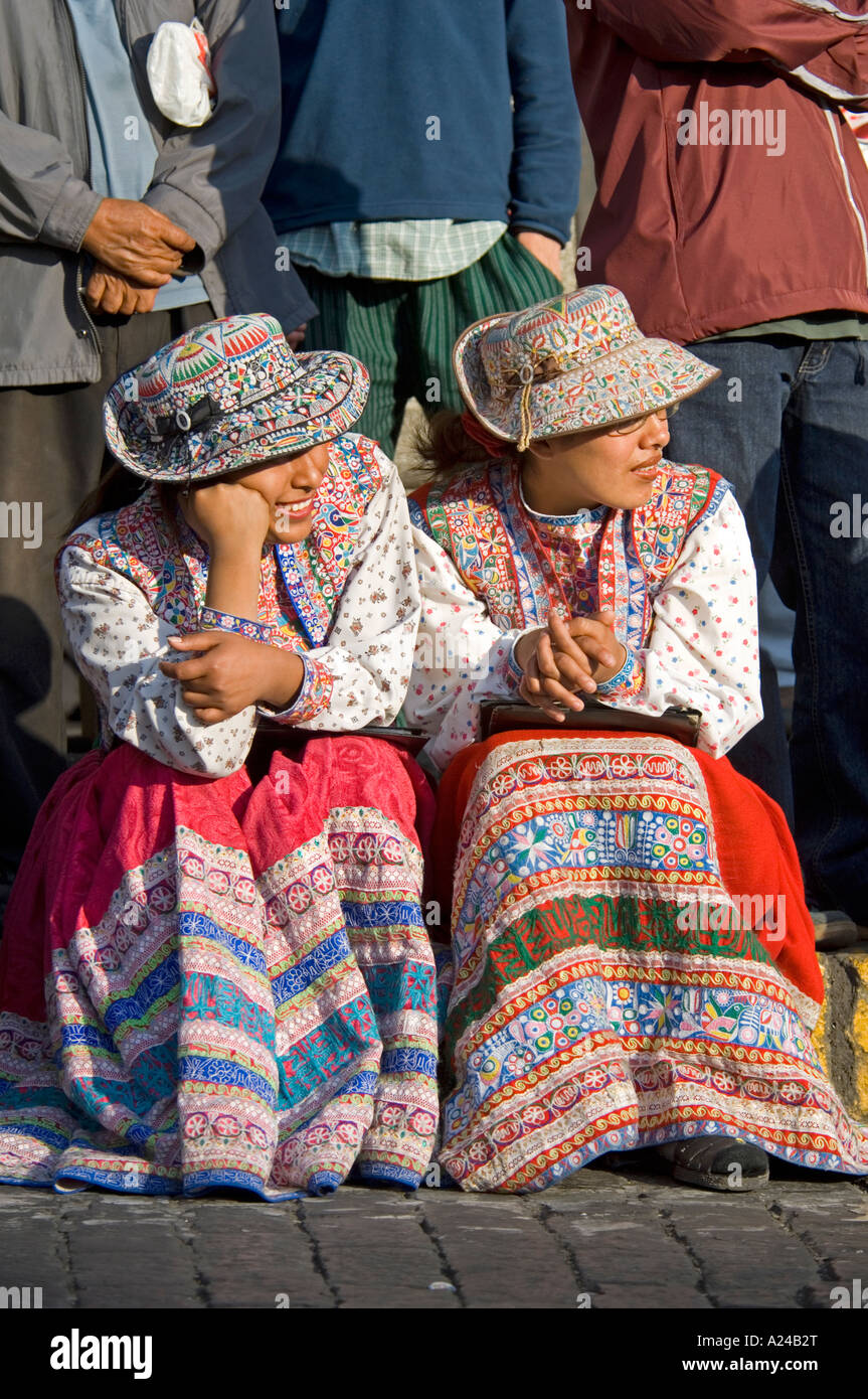 2 lokale Frauen in traditioneller Tracht beobachten eines der vielen Straßenfeste statt in Arequipa jedes Jahr. Stockfoto