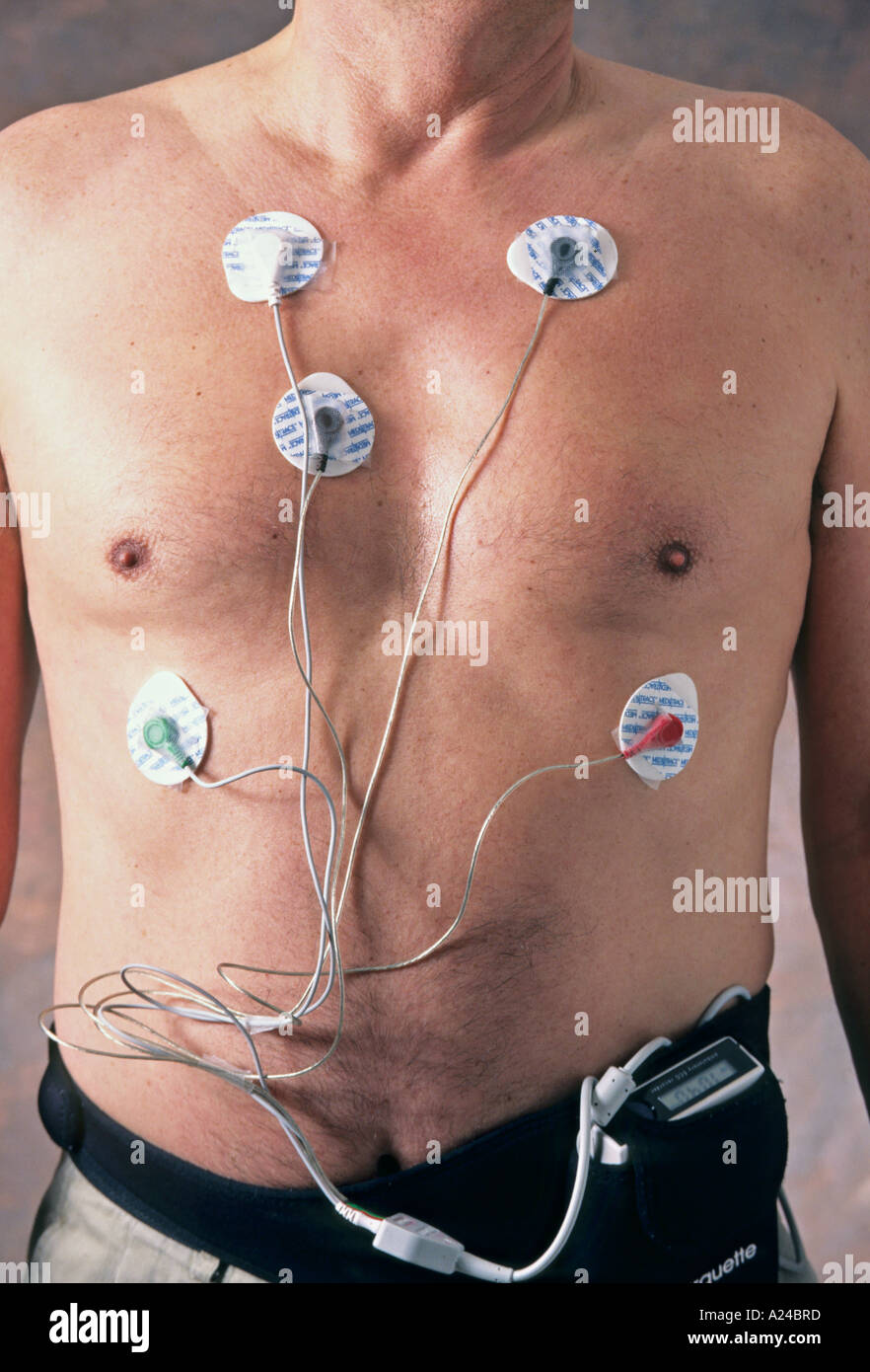 Mann trägt tragbaren EKG-monitor Stockfoto