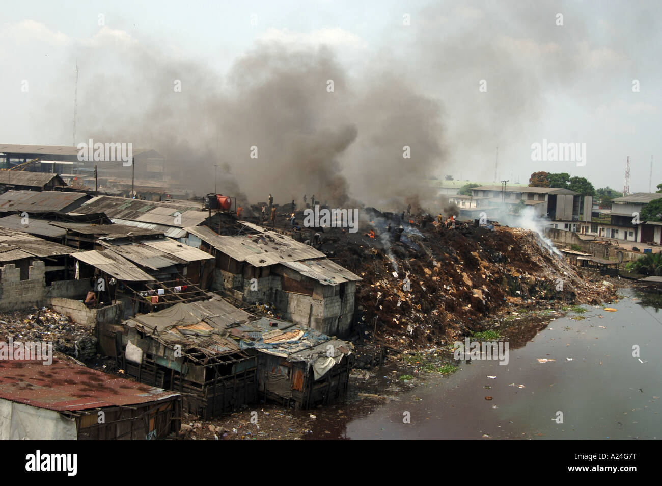 Slum und Müllkippe mit brennenden Abfall, Port Harcourt, Nigeria Stockfoto