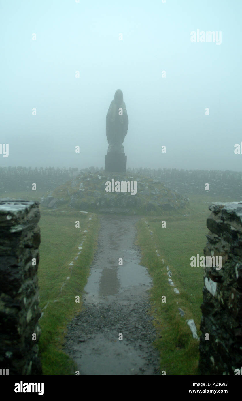 Ring von Kerry Irland Irland EU Statue der Jungfrau Maria im Nebel Stockfoto