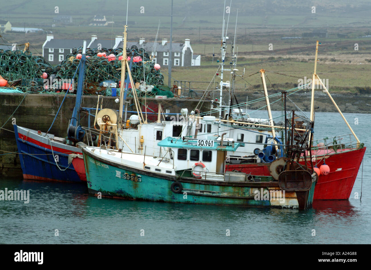 Portmagee westlichen Irland Irland EU Angelboote/Fischerboote am Kai bei nassem Wetter Stockfoto