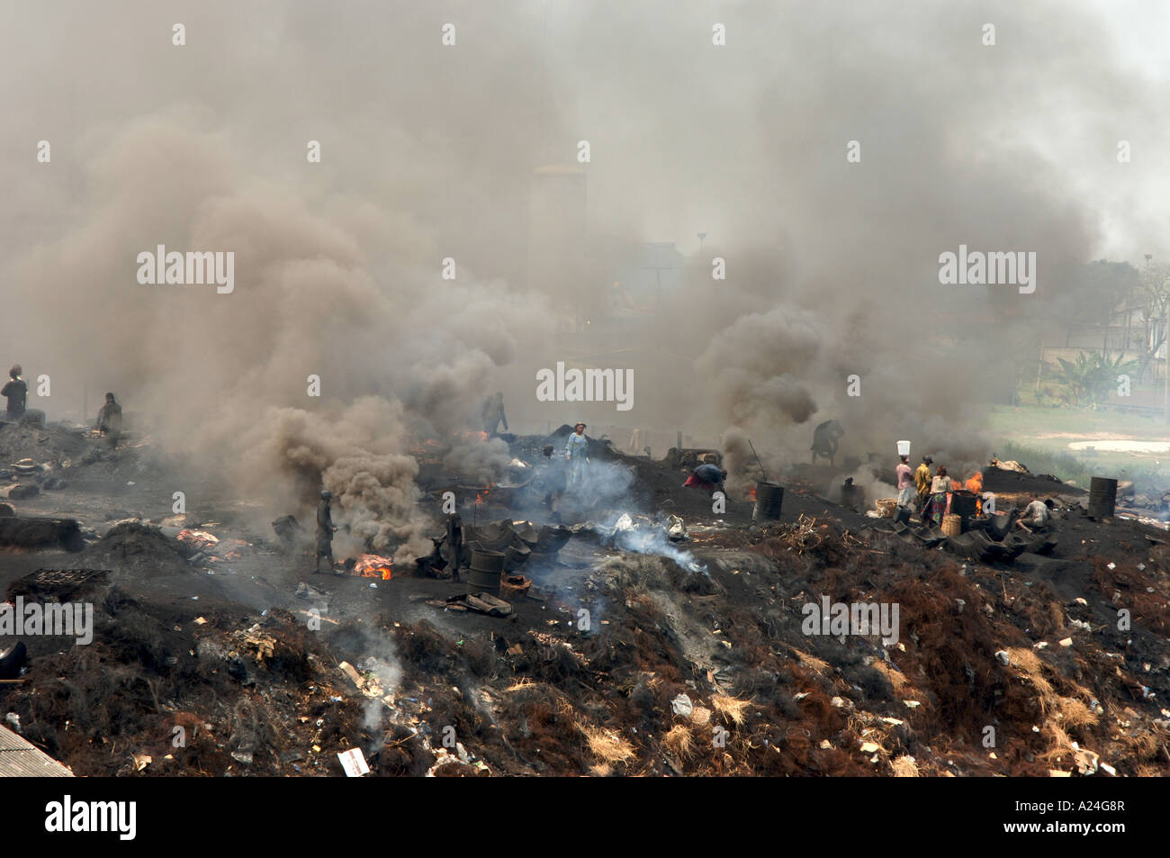 Verschmutzung durch die Verbrennung von Abfällen auf der Müllhalde in Port Harcourt, Nigeria Stockfoto