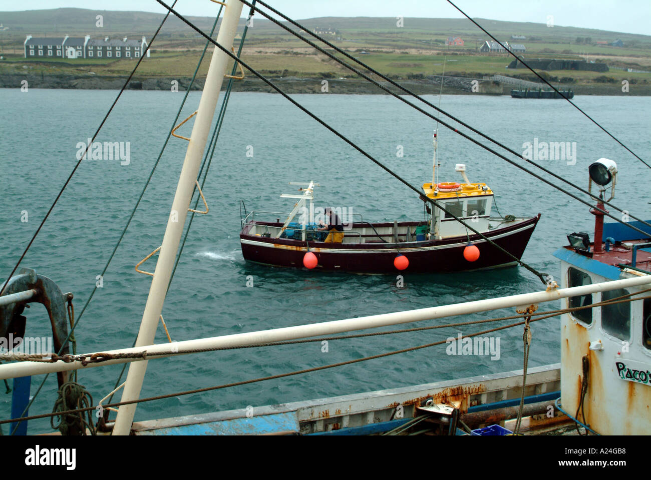 Portmagee westlichen Irland Irland EU Angelboote/Fischerboote verlassen Kai bei nassem Wetter Stockfoto