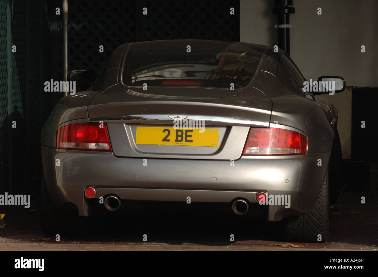 Das Ist Hier Die Frage 2 individuelle Kennzeichen werden auf Aston Martin. Zitat "Sein oder