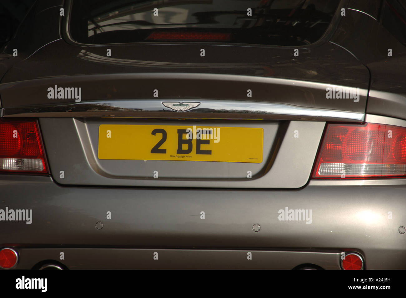 2 personalisierte Nummernschild Aston Martin. Zitat aus Hamlet von William Shakespeare "Sein oder Nichtsein, das ist hier die Frage" Stockfoto