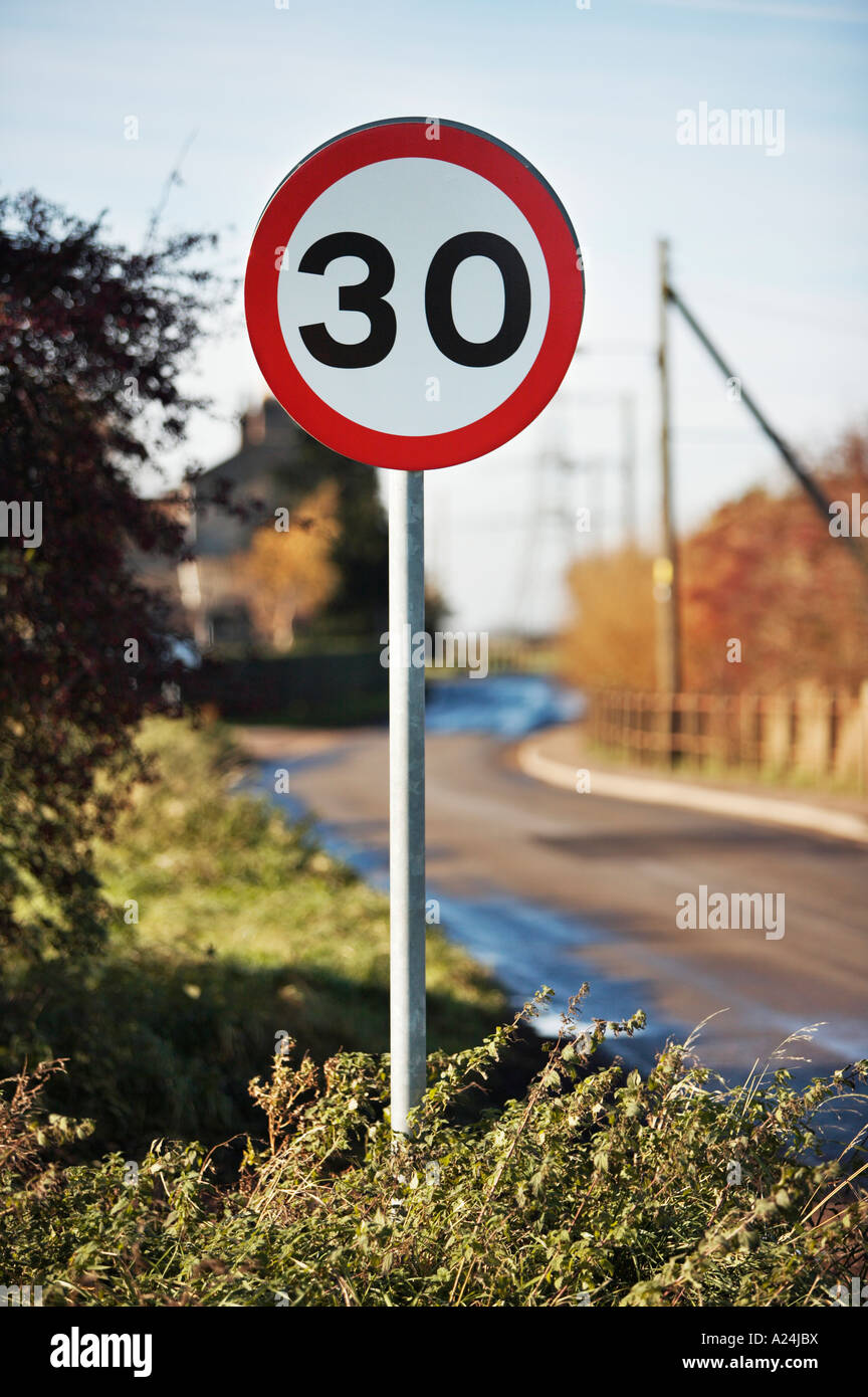 Straßenschild - 30 km/h Höchstgeschwindigkeit am Rand des kleinen Dorfes, England, UK Stockfoto