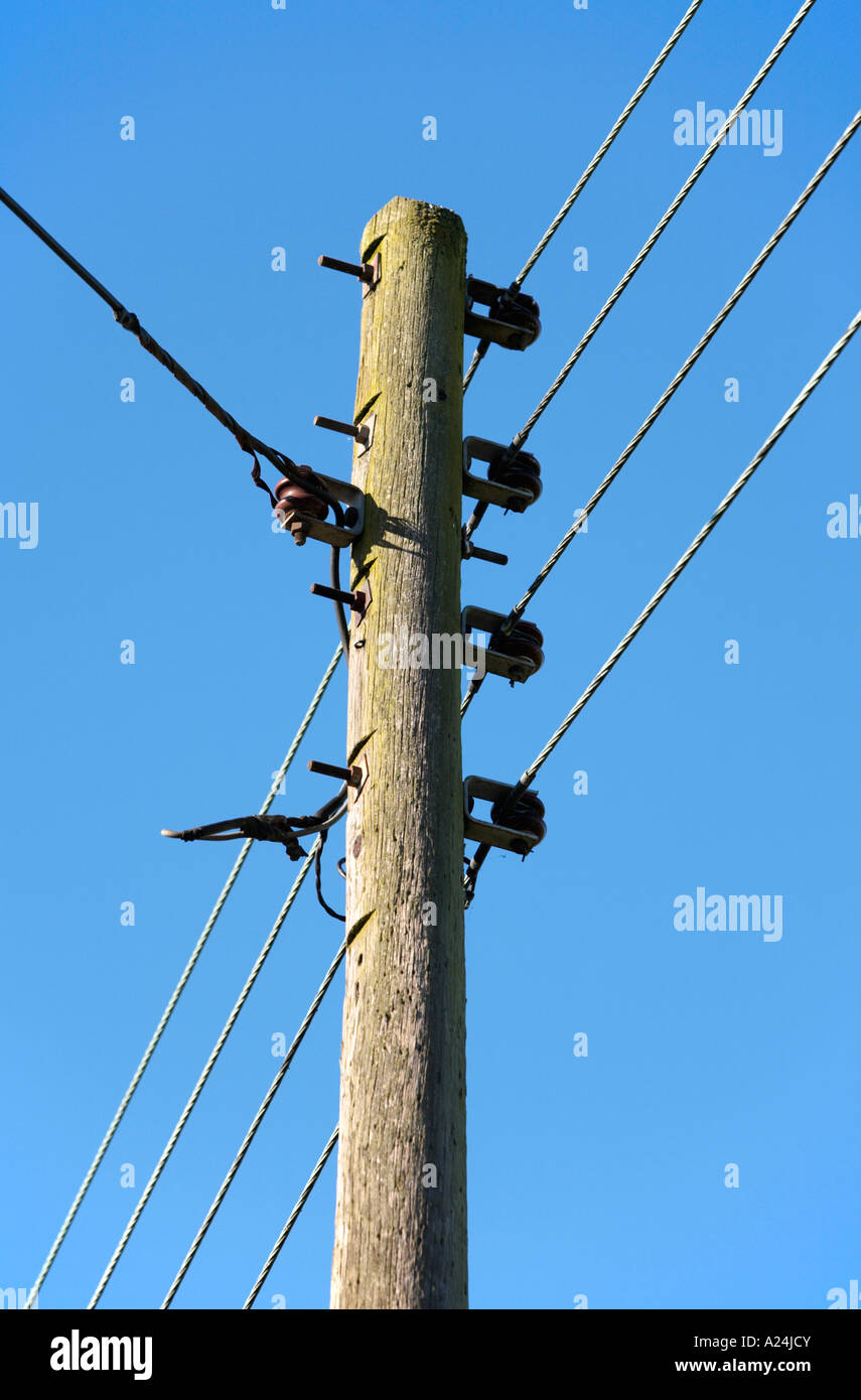 Telegrafenmast tragen Strom- und Telefonleitungen Linien Detail UK Stockfoto