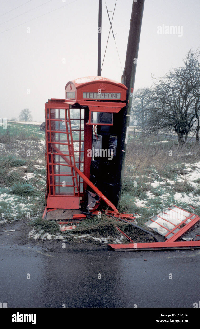 In der Nähe von hat Wiltshire England Telefon Box Kiosk zerstört durch Auto Automobil bei Verkehrsunfall Stockfoto