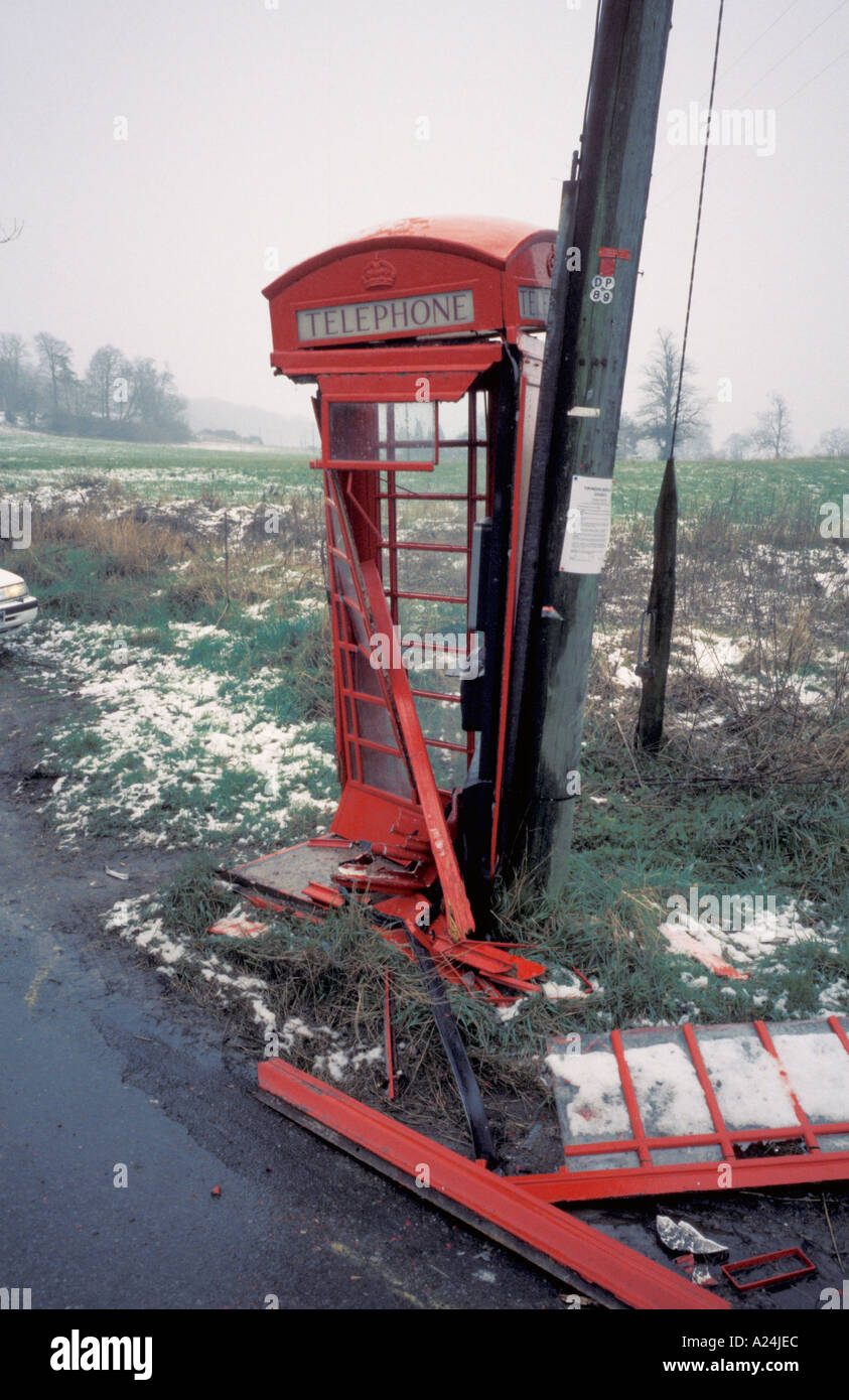 In der Nähe von hat Wiltshire England Telefon Box Kiosk zerstört durch Auto Automobil bei Verkehrsunfall Stockfoto