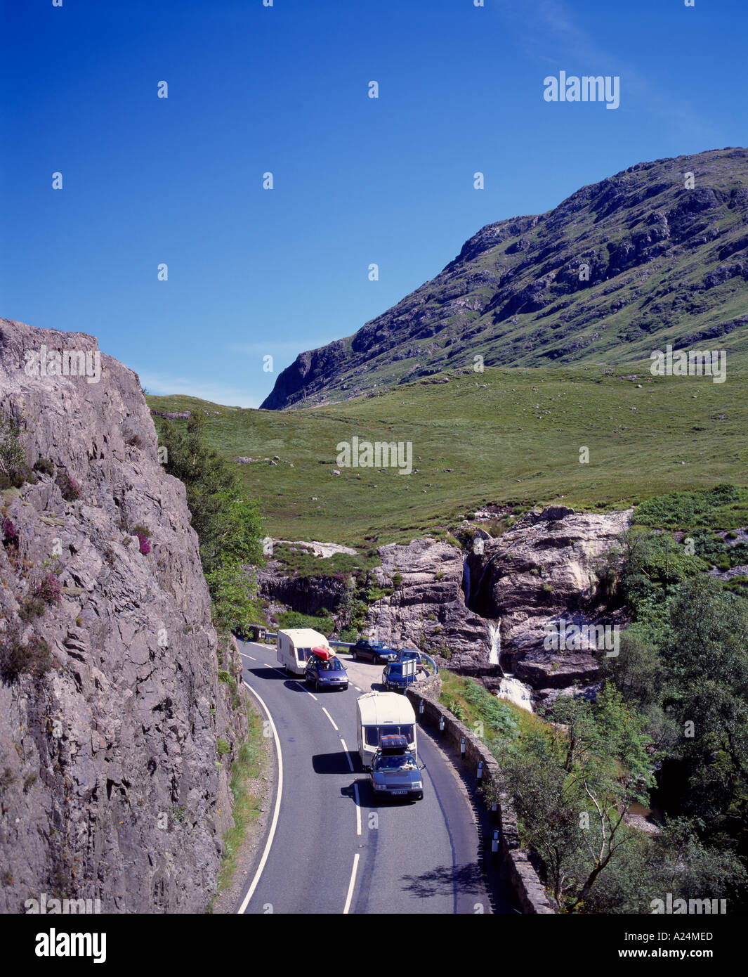 Zwei Wohnwagen auf der A82 Fernstraße durch Glen Coe, Lochaber, Highland, Schottland, Vereinigtes Königreich. Stockfoto