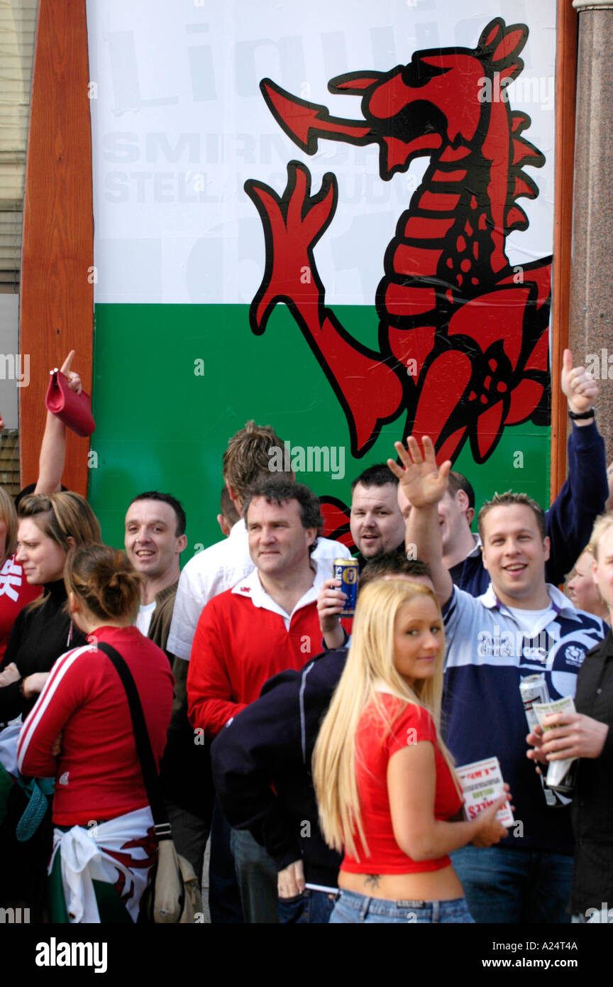 Wales Rugby-Fans und Welsh rote Drachen Flaggen auf der Straße für ein Länderspiel in Cardiff South Wales UK Stockfoto