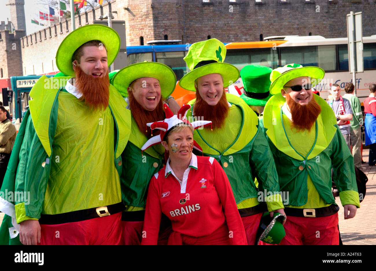 Irischer Rugby-Fans verkleidet in Cardiff für ein Länderspiel Stockfoto
