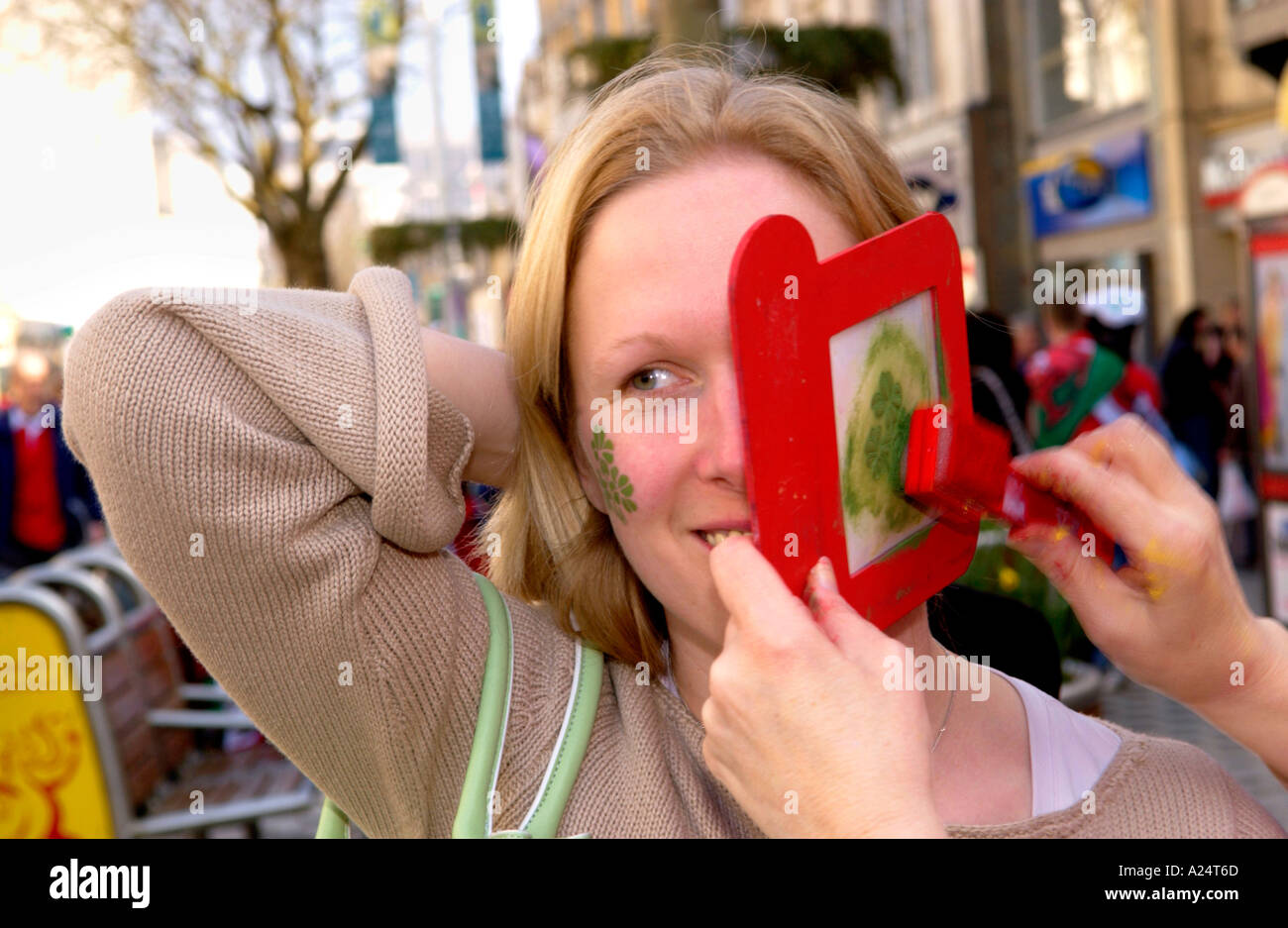 Irischer Rugby-Fan mit Schablone Tattoo auf ihr Gesicht auf den Straßen von Cardiff in der Stadt für das Wales-Spiel gegen Irland angewandt Stockfoto