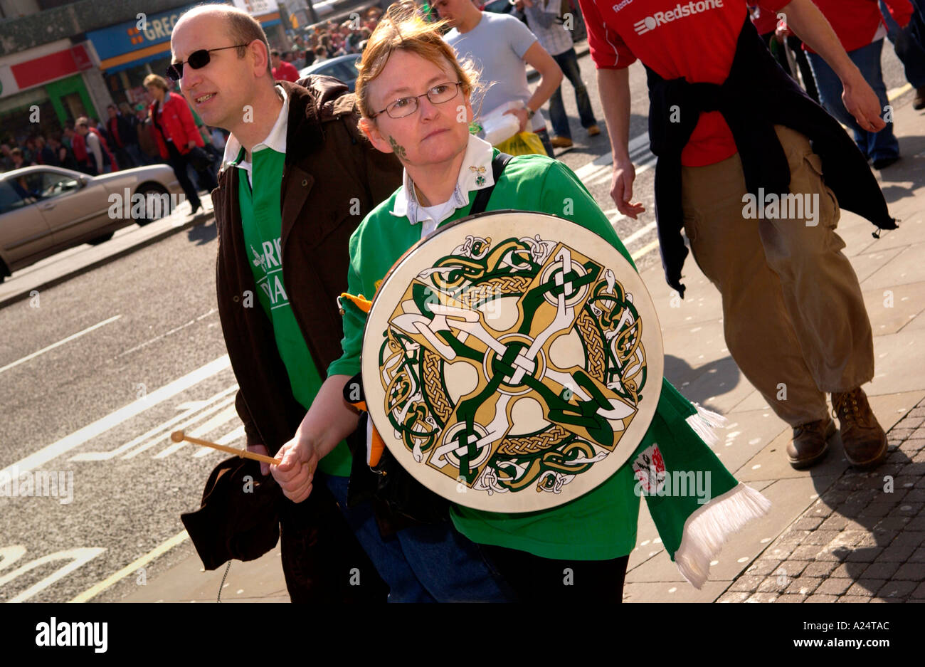 Irischer Rugby-Fans mit Trommel vor einem Länderspiel Wales in Cardiff Straße wandern Stockfoto