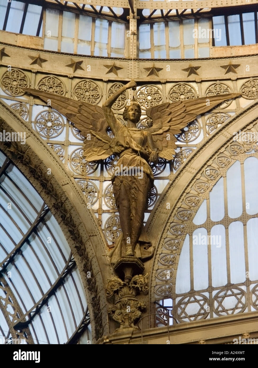 Ein Engel Metall-Skulptur-Dekoration in der Galerie Umberto XIX sec, Neapel, südlich von Italien, EU Stockfoto