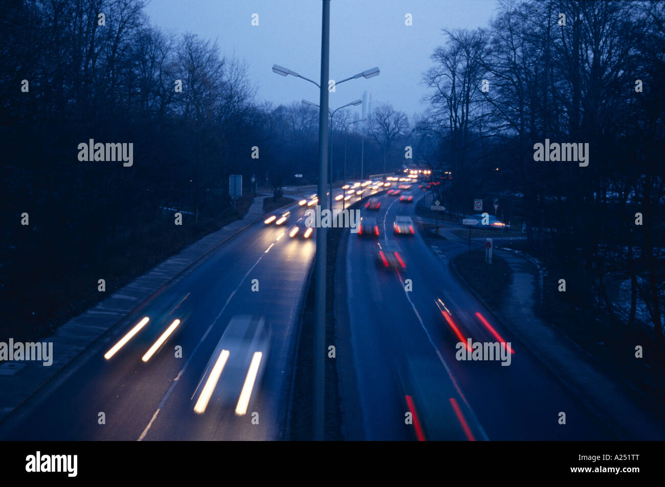 Strassenverkehr Autos Abend Winter Straße Verkehr Dämmerung Deutschland Deutschland Stockfoto