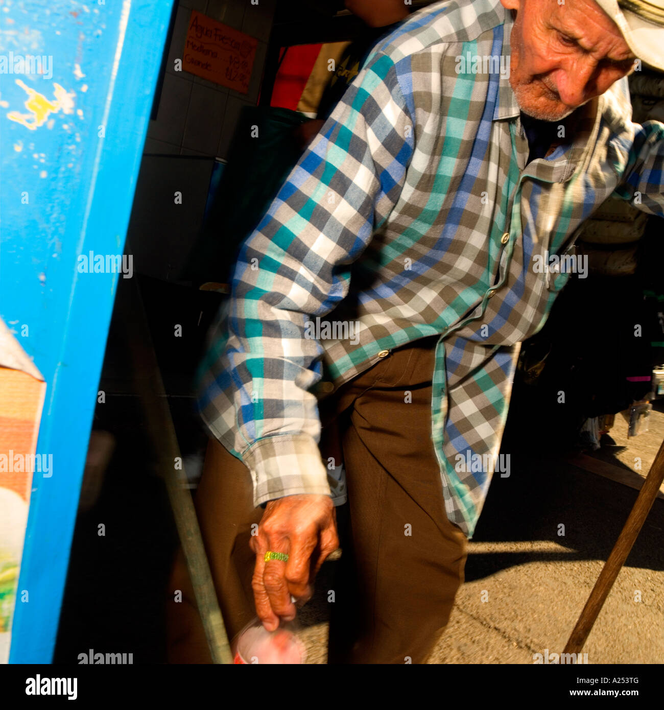 Alter Mann betteln auf den Straßen von Mazatlan Mexiko Stockfoto
