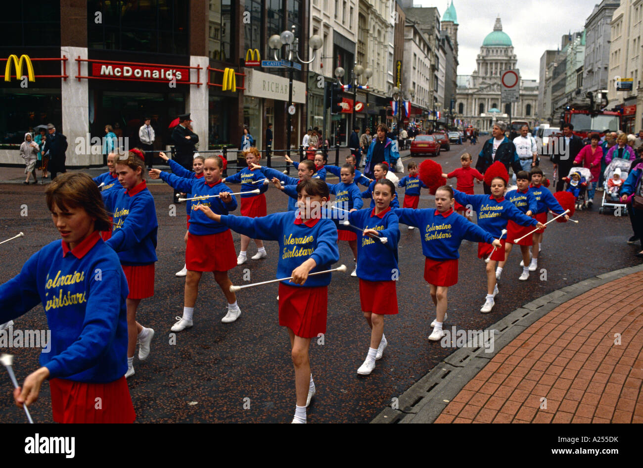 Mitglieder der Coleraine Majorette Truppe marschieren durch die nassen Straßen von Belfast, Nordirland Stockfoto