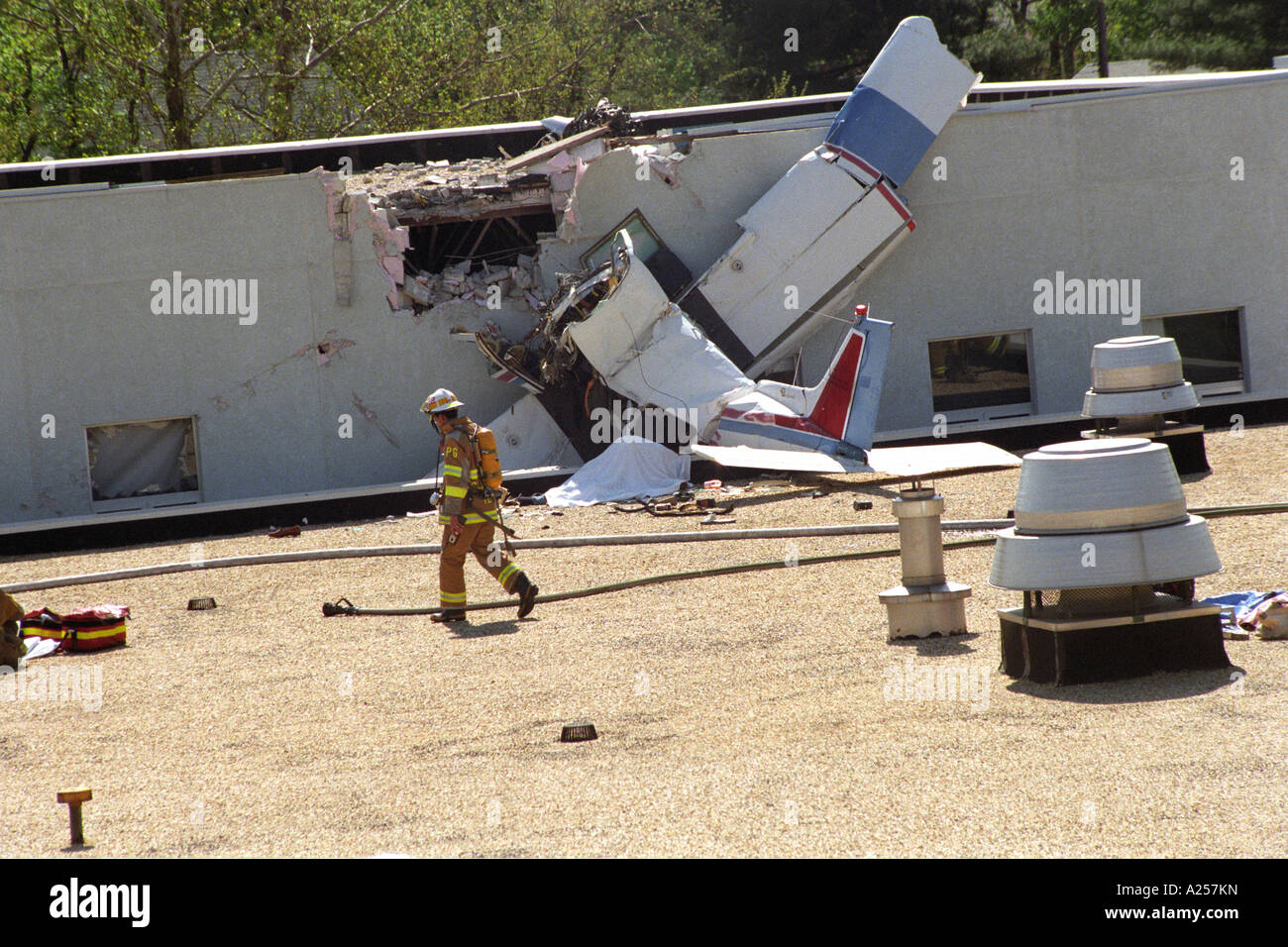 Ein Flugzeug stürzte auf dem Dach der University of Maryland Fire Rescue Institute in College Park, Maryland, alle an Bord getötet Stockfoto