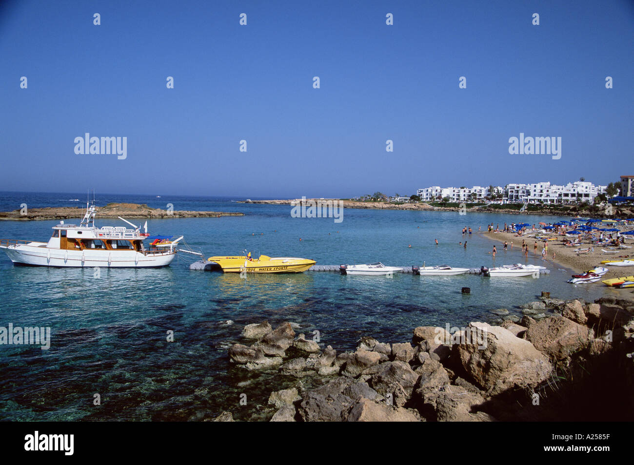 REIHE VON BOOTEN IN UNTIEFEN IM FIG TREE BAY PROTARAS ZYPERN EUROPA Stockfoto