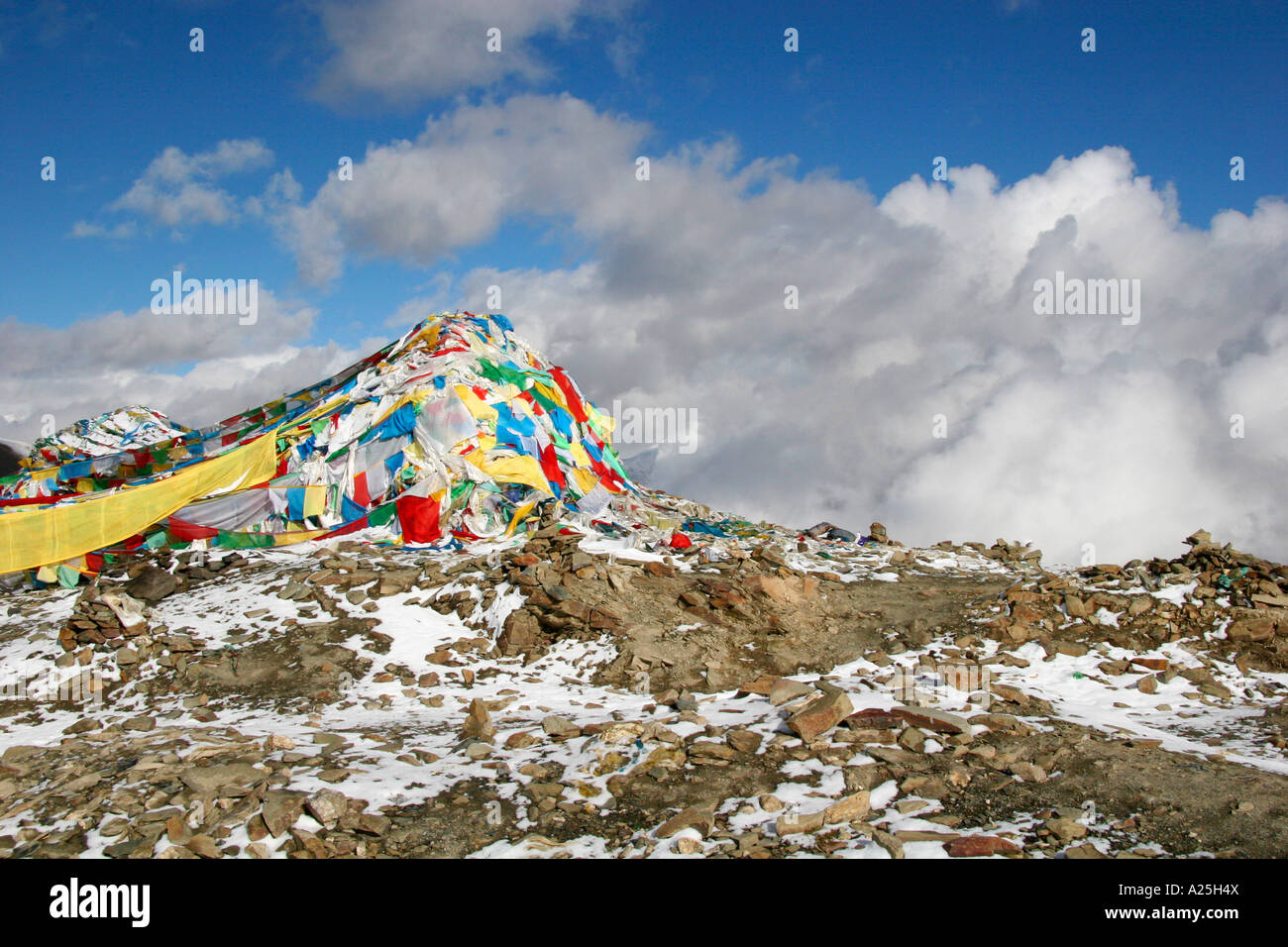 Gebetsfahnen an den typischen La Pass Tibet 2 Stockfoto