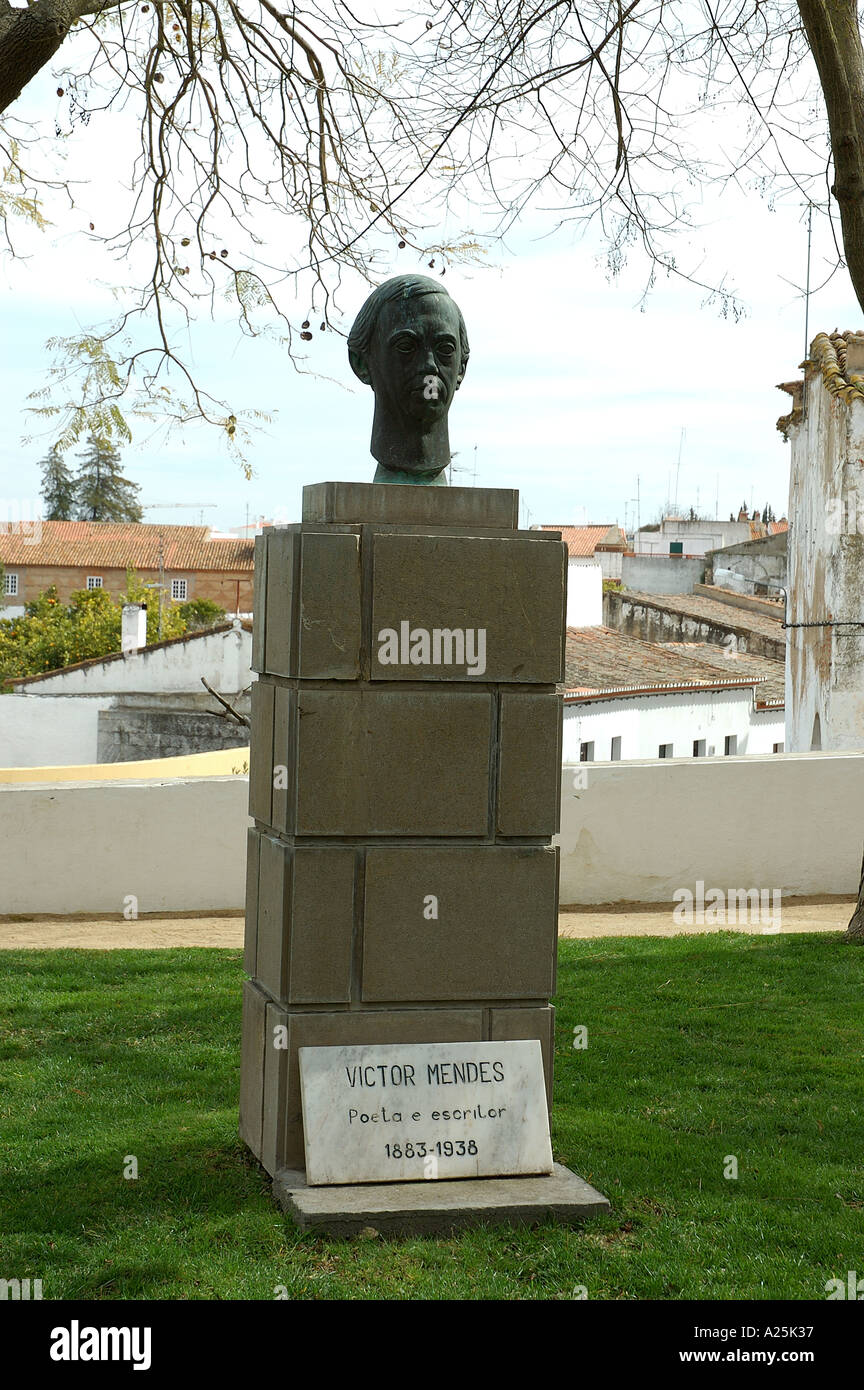 Skulptur von Victor Mendes Dichter Schriftsteller im Jardim Doutor Santiago Moura Baixo Alentejo Portugal Europa Stockfoto