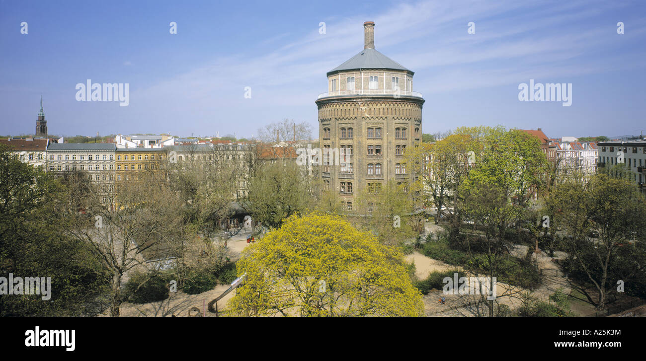 Blick auf Wasserturm im Stadtteil Prenzlauer Berg. Diedenhofer Straße und Knaack Straße in Hintergrund, Deutschland, Berlin Stockfoto