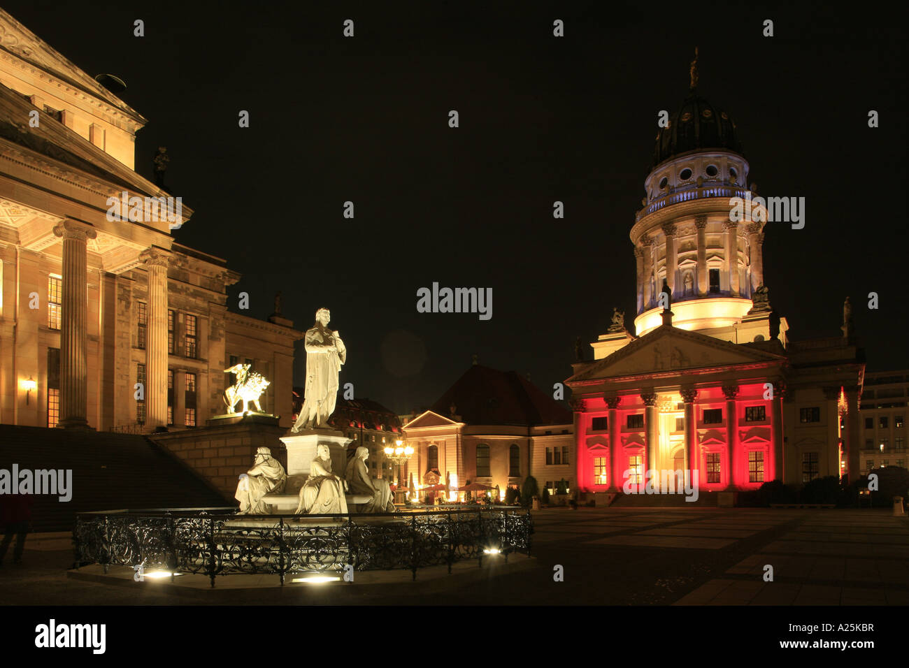 Gendarmenmarkt. Theater und französische Kathedrale beim Festival of Lights, Deutschland, Berlin Stockfoto