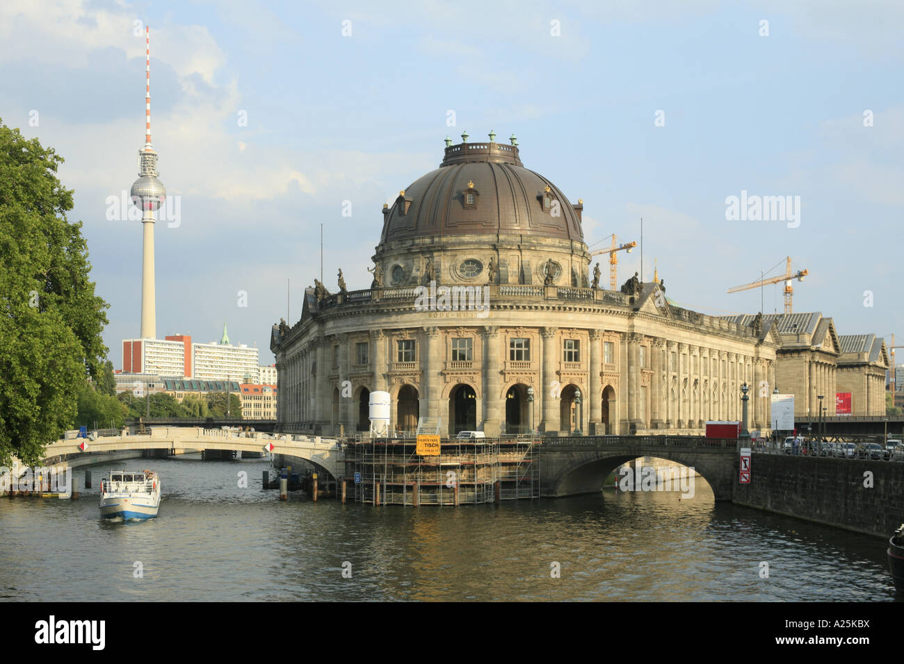Bode-Museum auf der Museumsinsel. Fernsehturm im Hintergrund, Deutschland, Berlin Stockfoto