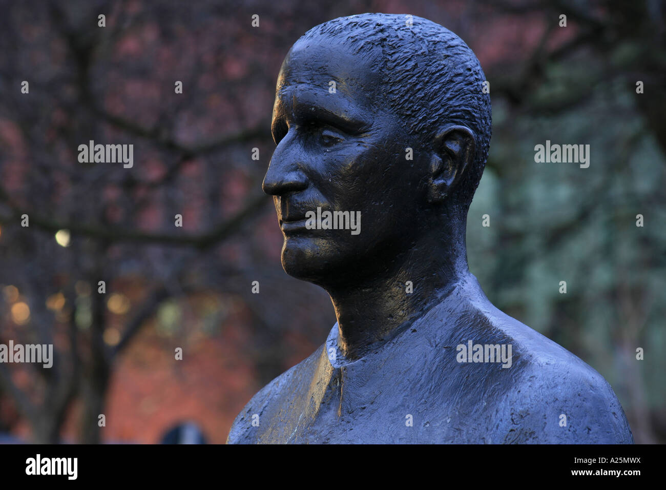 Statue von Bertolt Brecht am Berliner Ensemble, Deutschland, Berlin Stockfoto