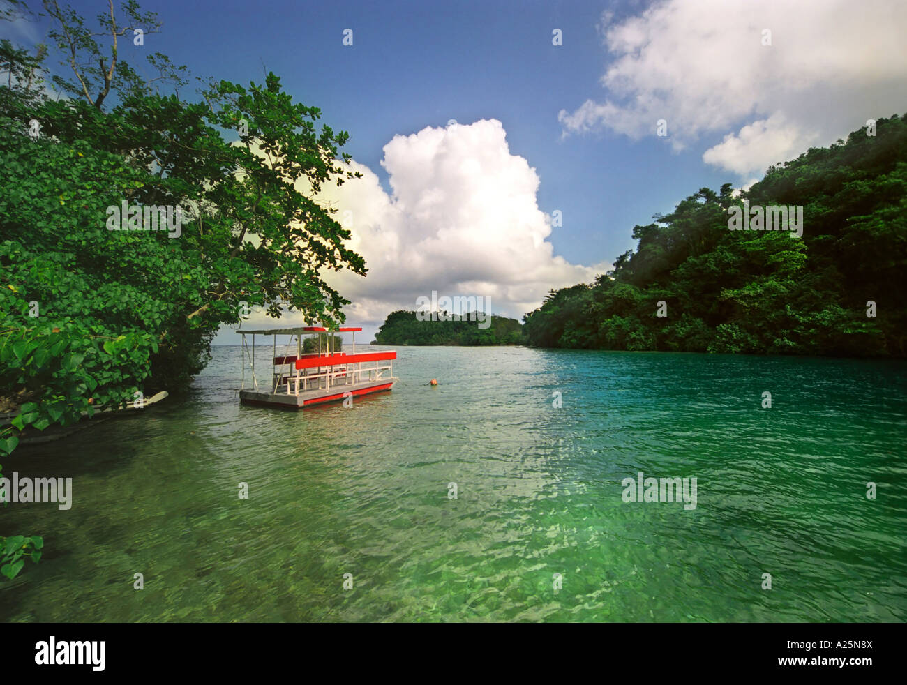 blaue Lagune mit roten Angeln Boot Jamaika Karibik Boot blaue Lagune berühmten touristischen Film Standort tropischen üppigen Grün Blau tourq Stockfoto