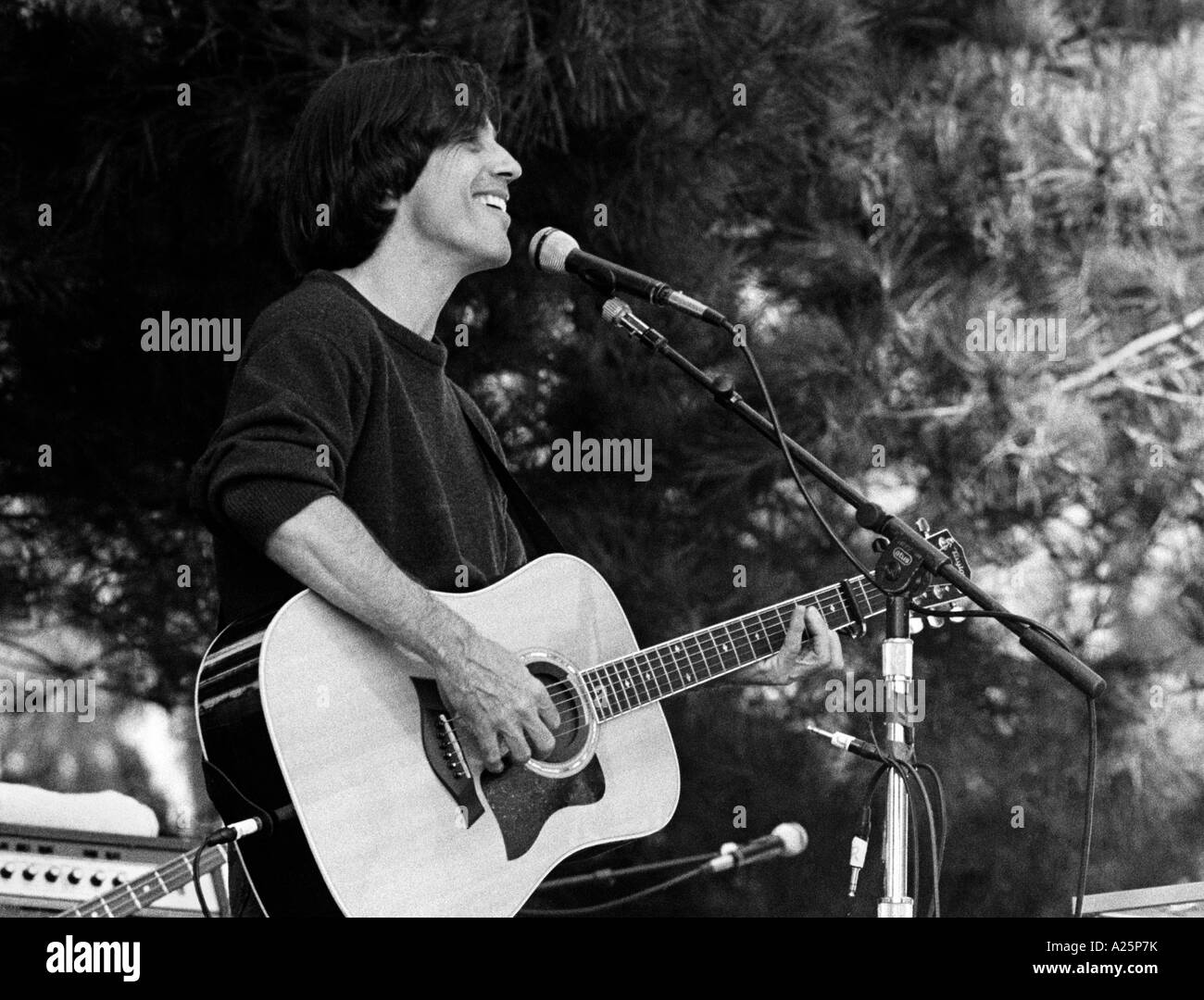 JACKSON BROWN singt am Esalen Institut während der jährlichen 4. Juli Feier CALIFORNIA Stockfoto