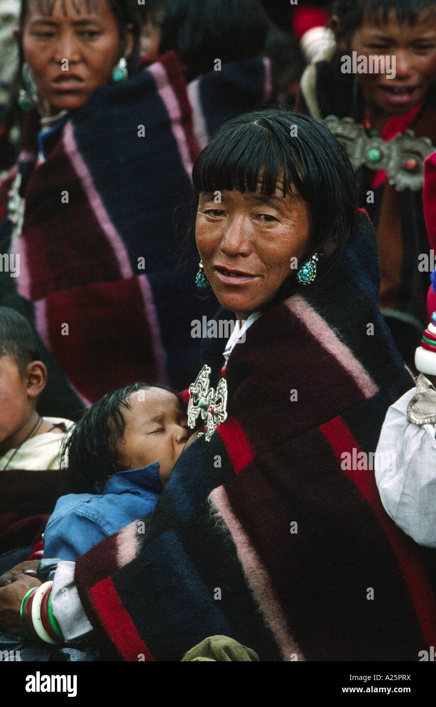 Frauen und Kinder in DOLPO decken sammeln bei einem tibetischen buddhistischen FESTIVAL im tun TARAP Tal DOLPO Bezirk NEPAL Stockfoto