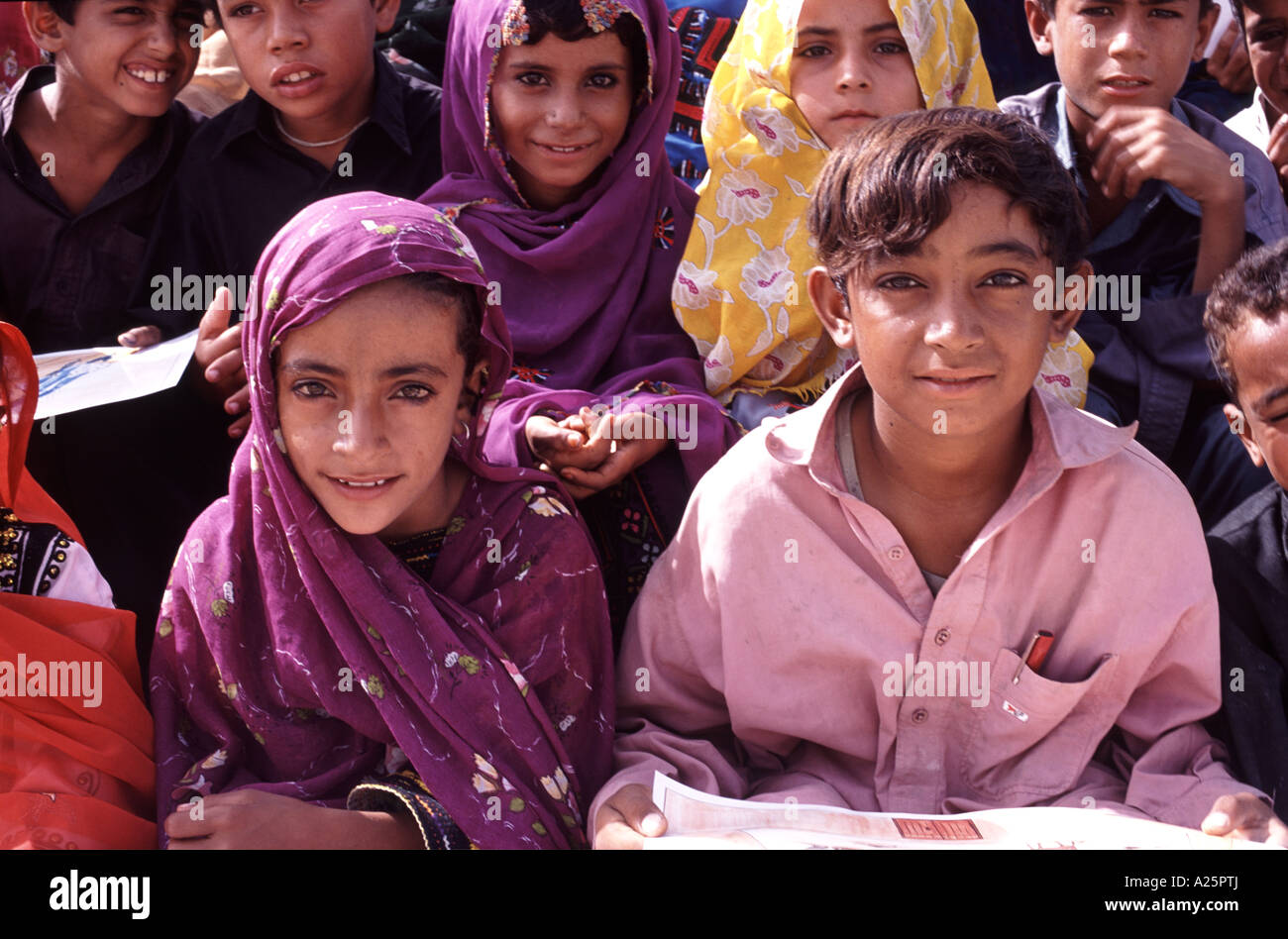 Young Balochi jungen und Mädchen, die traditionellen bestickten Kleid von Araouane südliche Belutschistan in Pakistan Stockfoto