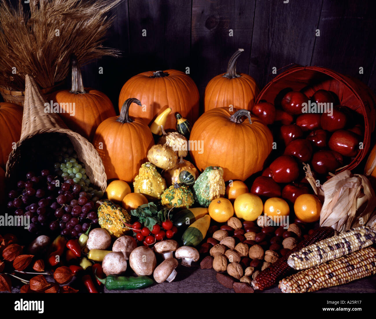 Stillleben mit einer Fülle von herbstlichen Früchte Gemüse Kürbisse und Agrarprodukte zu ernten Stockfoto