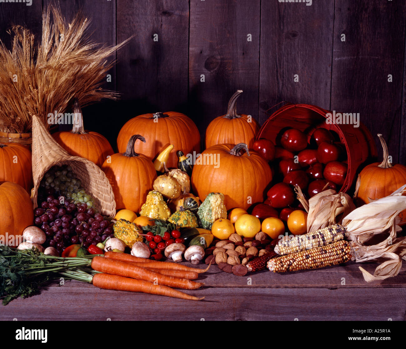 Stillleben mit einer Fülle von herbstlichen Früchte Gemüse Kürbisse und Agrarprodukte zu ernten Stockfoto