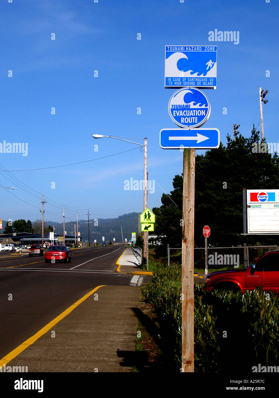 Tsunami-Warnung und Evakuierung Richtung Zeichen auf Oregon State Highway 34 in der Coastal Stadt Waldport in Oregon Stockfoto