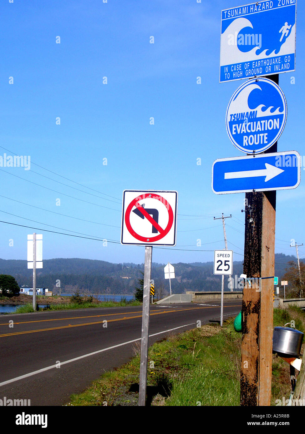 Tsunami-Warnung und Evakuierung Richtung Zeichen auf Oregon State Highway 34 in der Coastal Stadt Waldport in Oregon Stockfoto