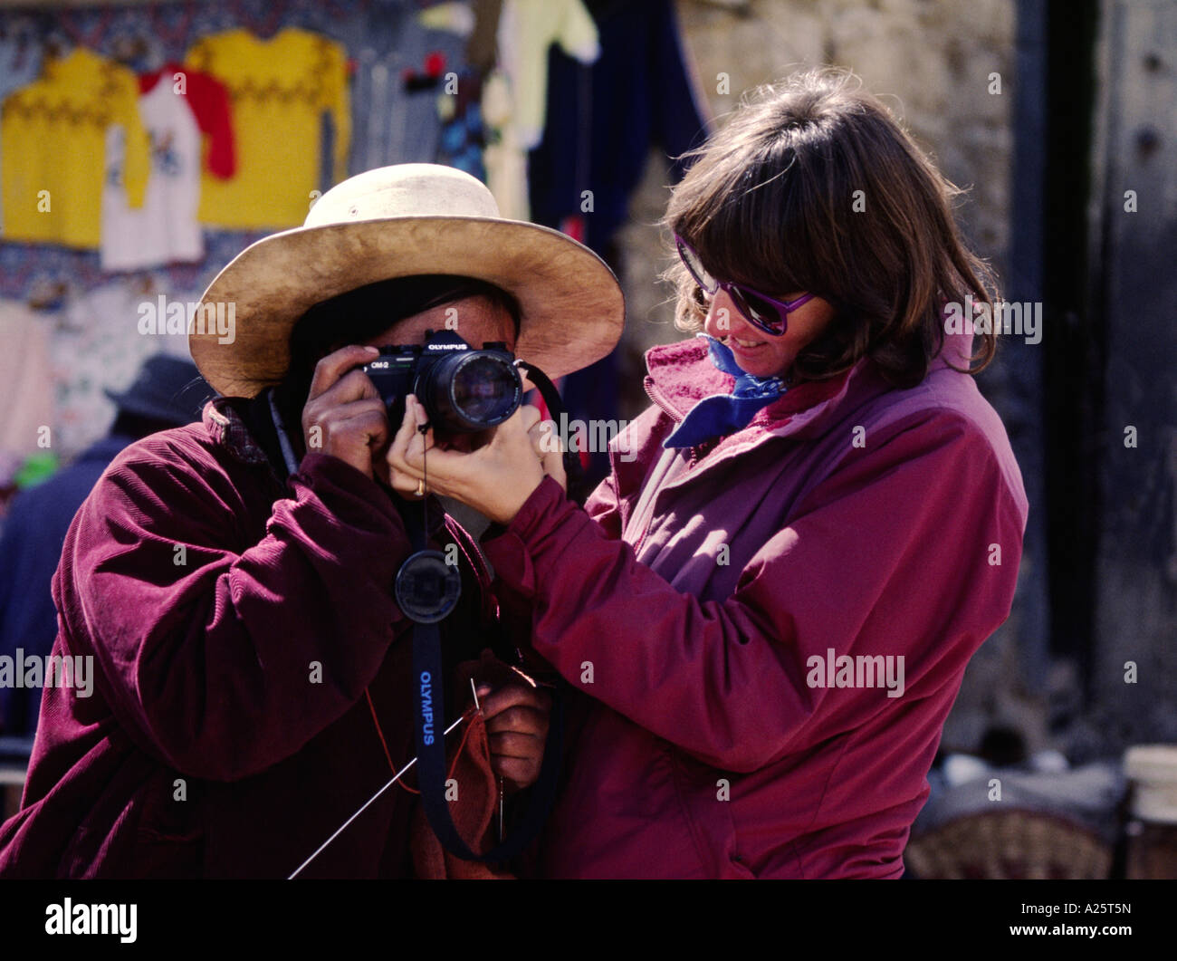 Christine Kolisch zeigt einer tibetischen Frau ihre Kamera auf dem Barkhor-Lhasa-Tibet Stockfoto