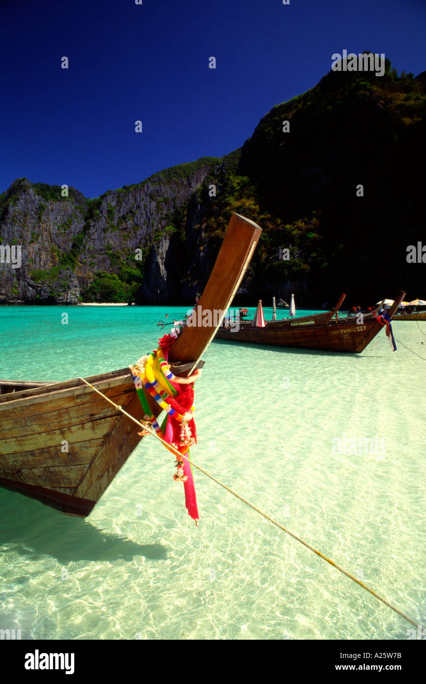 Bunten Longtail-Boote am Strand von Thailand Kho Phi Phi Lae Maya Bay Stockfoto
