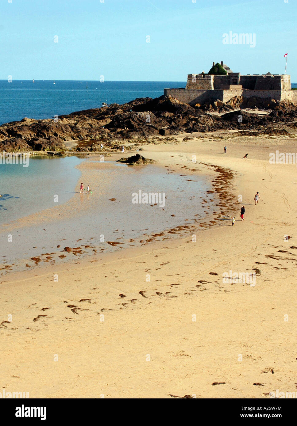 Panorama Ansicht Saint Malo Strandpromenade & Strand Bretagne Sant San S Maloù Breton Bretagne Ärmelkanal Westfrankreich Nordeuropa Stockfoto