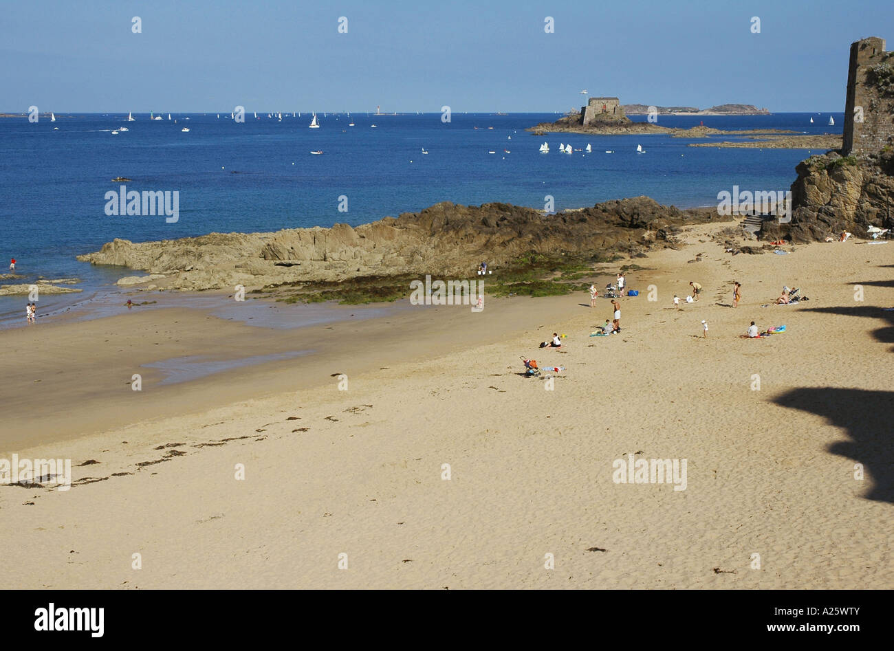 Panorama Ansicht Saint Malo Strandpromenade & Strand Sant San S Maloù Breton Bretagne Bretagne Ärmelkanal Westfrankreich Nordeuropa Stockfoto