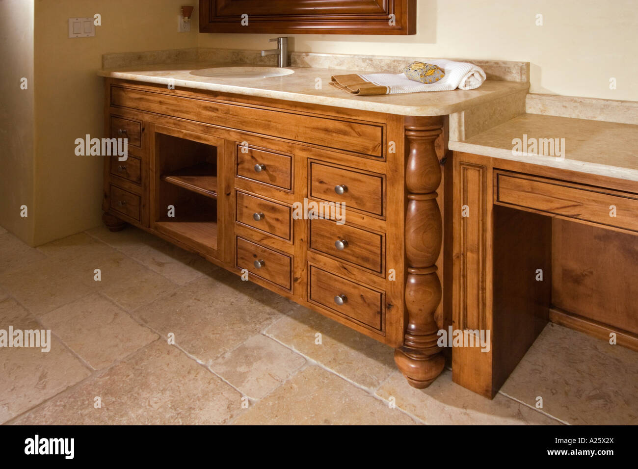 CUSTOM HOLZSCHUBKÄSTEN und Waschbecken in eine CALIFORNIA Luxus nach Hause-Badezimmer Stockfoto