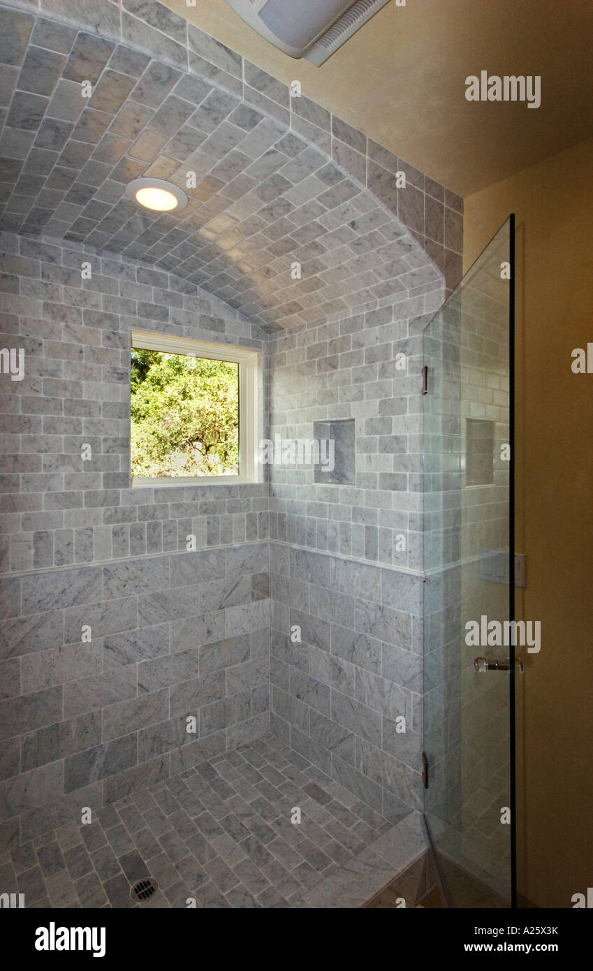 Duschkabine mit high-End FLIESENARBEITEN in einem Kalifornien-Luxus-Haus Stockfoto