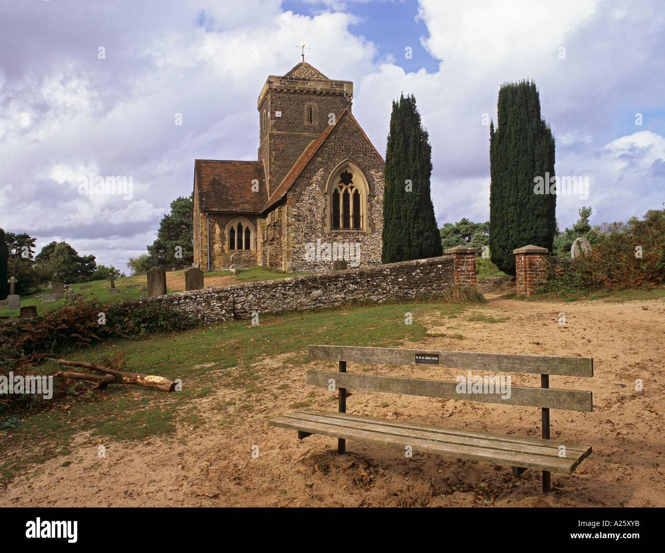 St. MARTHA Kapelle und Bank von Pilgerweg auf der North Downs Surrey Hills.  Guildford Surrey England UK Stockfoto