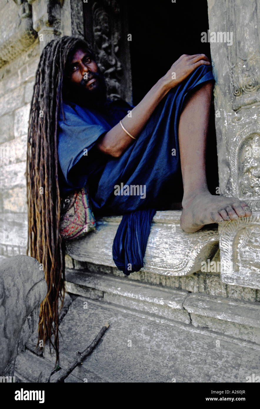 Ein SADDHU oder Hindu Renunciate mit unglaublich langen grauen Schleusen von PASHUPATINATH KATHAMANDU NEPAL Stockfoto