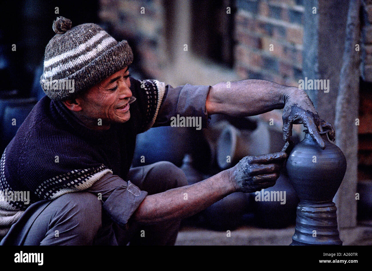 Ein Töpfer ist schwer bei der Arbeit in der Keramik Basar von BHAKTAPUR NEPAL Stockfoto