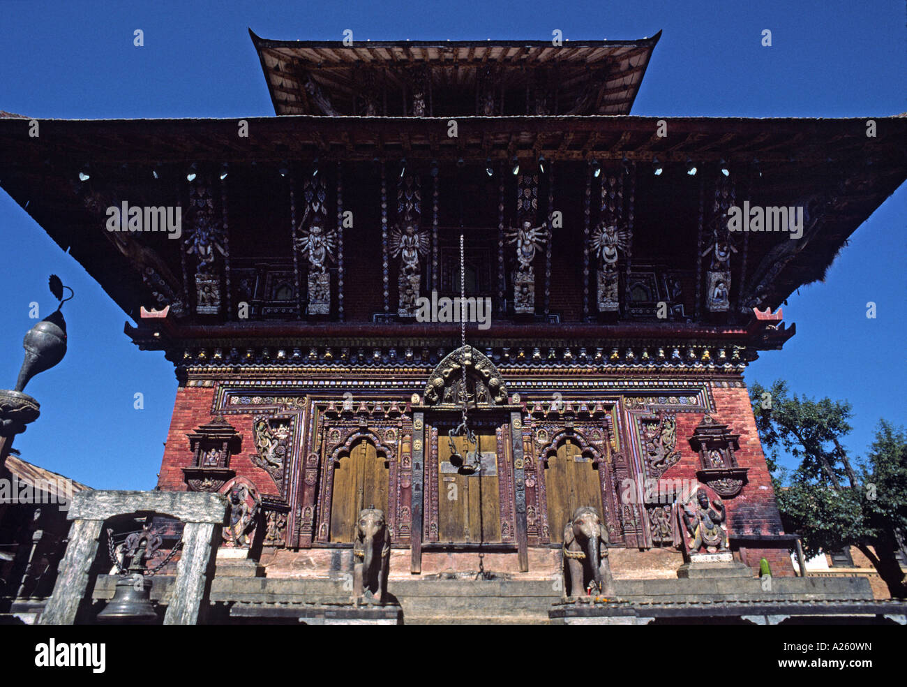 Changu Narayan-Tempel ist ein Vishnu-Tempel und wurde wieder aufgebaut, im Jahre 1702 mit Licchavi Steinstatuen Bhaktapur Nepal Stockfoto