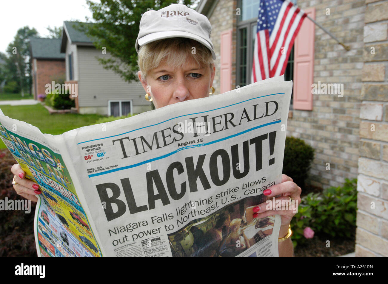 Erwachsener liest Schwarz von elektrischer Energie Stockfoto