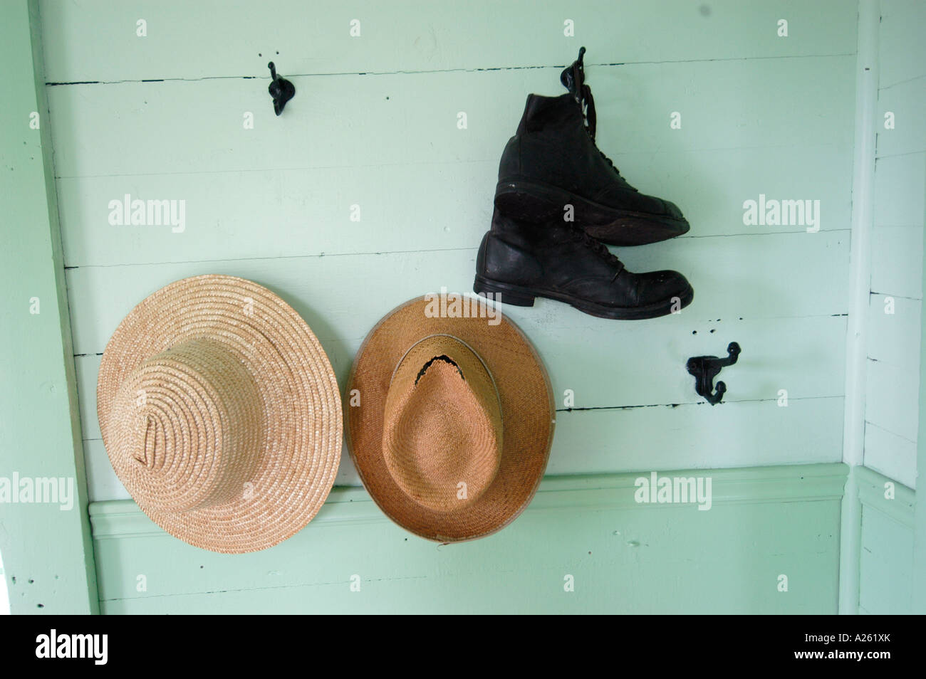 Bauern Stroh Hut aufhängen an einem Haken neben ein paar Schuhe  Stockfotografie - Alamy